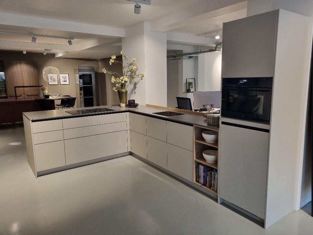 Showroomkeuken hoek composiet veel kwaliteits laden, Ophalen, Hoekkeuken, Zo goed als nieuw, Met kookeiland