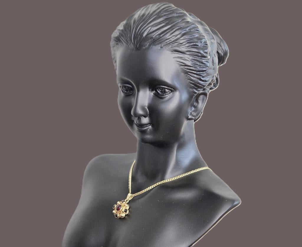 Antieke gouden hanger met granaat. 2025/179., Overige voorstellingen, ., Ophalen of Verzenden, Zo goed als nieuw