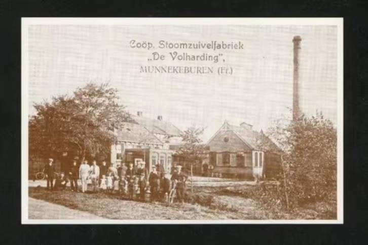 Munnekeburen Stoomzuivelfabriek De Volharding Groepsfoto., Ophalen of Verzenden, 1980 tot heden, Ongelopen, Friesland