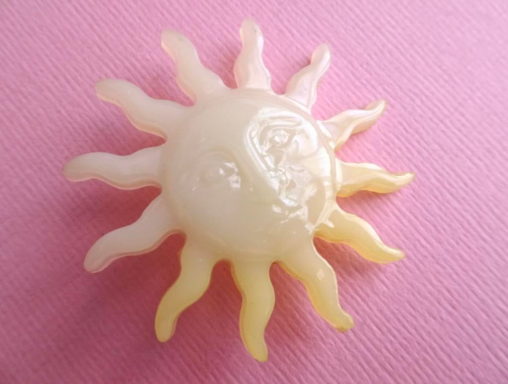 jwg Vintage 60s 70s Zon gezicht broche geel lichtgeel retro, Verzenden, Overige materialen, Broche