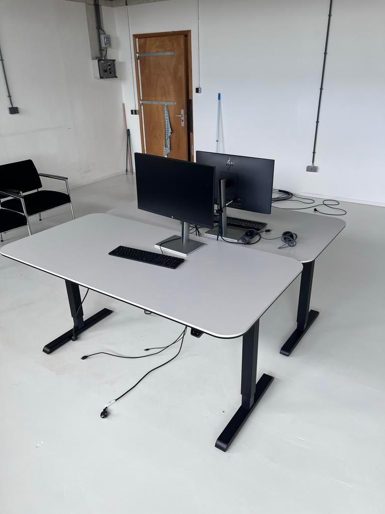 2x Elektrisch verstelbaar bureau - zwart onderstel, lichtgri, Ophalen, Elektrisch, Gebruikt, Bureau