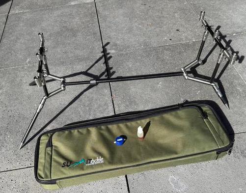 Rod Pod 3 Hengels Summit Tackle Black Edition | nieuwstaat!, Watersport en Boten, Hengelsport | Karpervissen, Ophalen of Verzenden