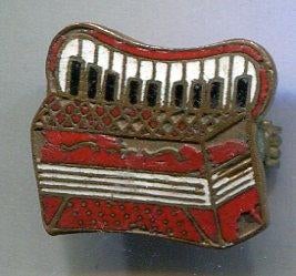 Accordeon rood email op koper muziek broche ( P_223a ), Verzenden, Zo goed als nieuw, Merk, Speldje of Pin