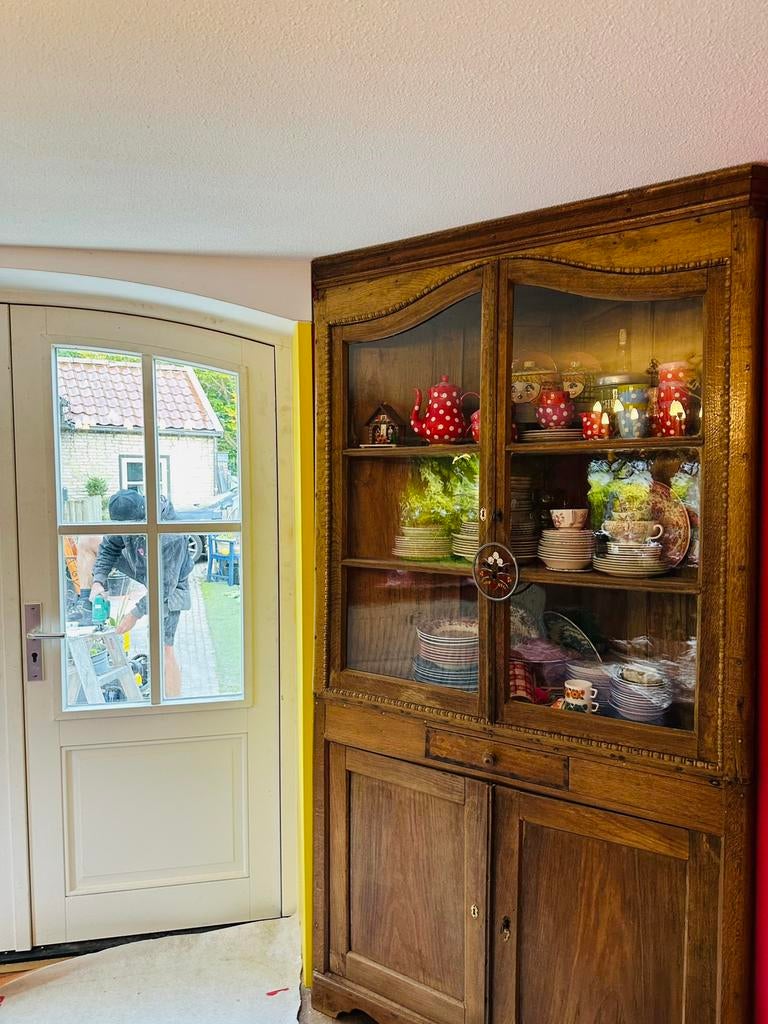 Hoge oude hoekkast vitrine kast, Huis en Inrichting, Kasten | Vitrinekasten, Ophalen, Gebruikt, Met deur(en), 200 cm of meer