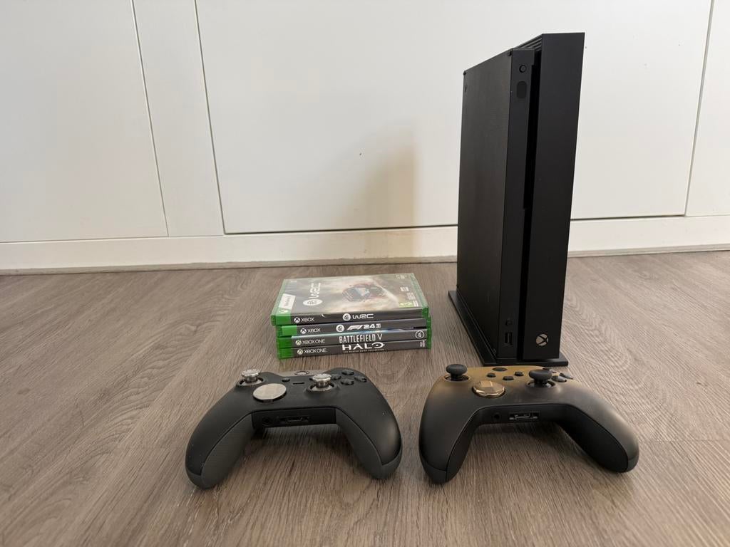 Xbox one X 1TB SSD upgrade* + 2 controllers + spellen ZGAN, Ophalen of Verzenden, Zo goed als nieuw, 1 TB, Met 1 controller