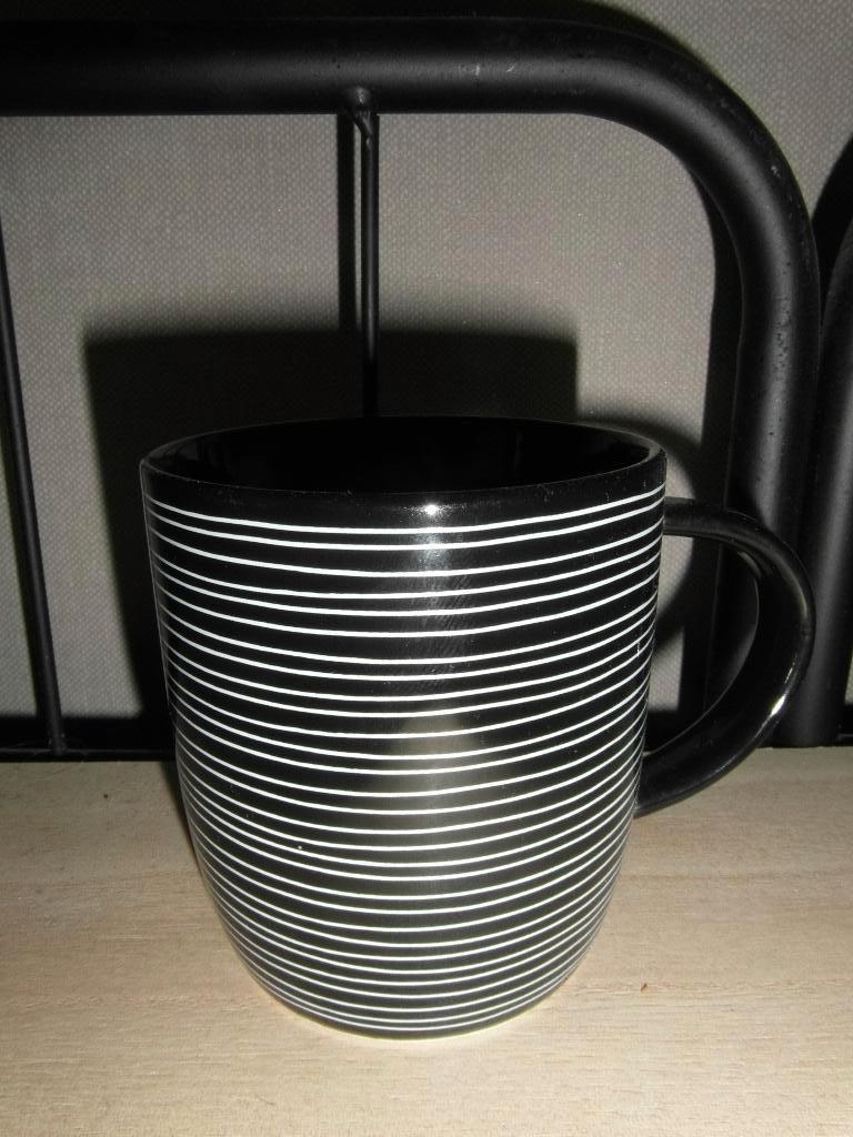 Kasitoo by Xenos - Gestreepte porseleinen beker, Ophalen of Verzenden, Zo goed als nieuw, Overige stijlen, Kop(pen) en/of Schotel(s)