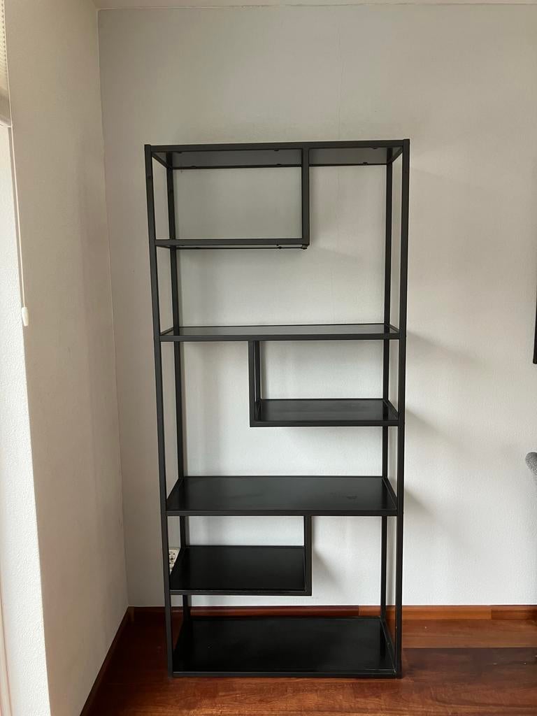 Zwarte vakkenkast stellingkast met asymmetrische planken, Ophalen, Met plank(en), Zo goed als nieuw, Minder dan 150 cm