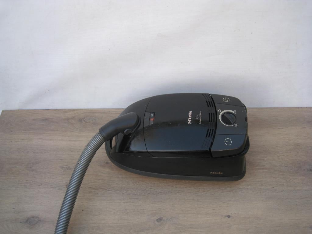 Zeer krachtige 1600 watt Miele stofzuiger zwart, Witgoed en Apparatuur, Stofzuigers, Gebruikt, Stofzuiger, 1200 tot 1600 watt