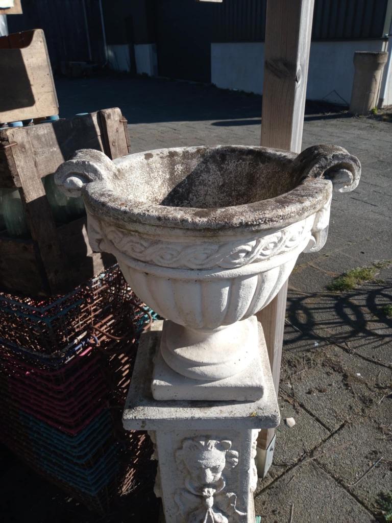 Oude betonnen vaas, Ophalen