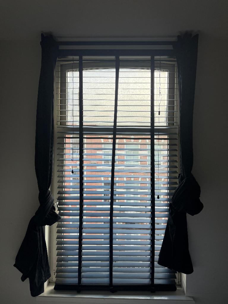 Moderne zwarte houten jaloezieën, Ophalen, Zwart, 50 tot 100 cm, Zo goed als nieuw