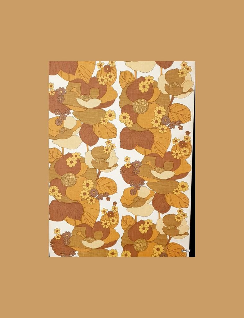 4170 flowerpower behang geel bruin retro jaren 70 swiet, Huis en Inrichting, Stoffering | Behang, Oranje, minder dan 10 m², Ophalen of Verzenden