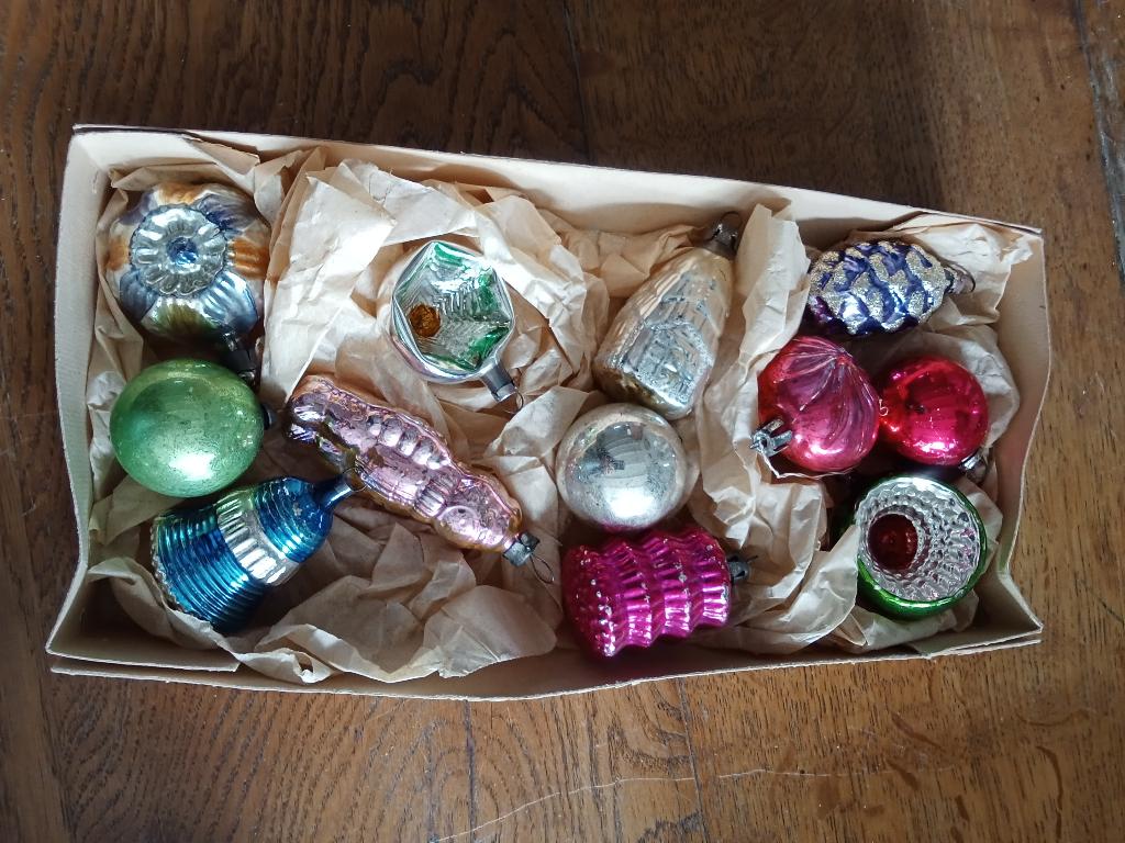 doos 20 bestaat uit 12 oude glazen kerstballen, Diversen, Kerst, Ophalen of Verzenden, Gebruikt