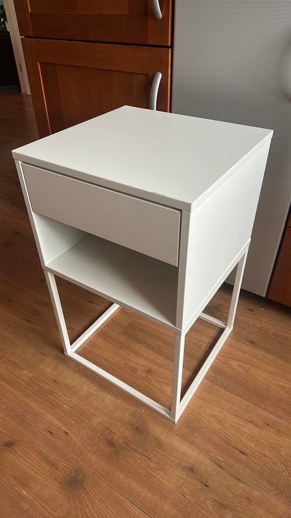Vikhammer nachtkastje wit, Huis en Inrichting, Slaapkamer | Nachtkastjes, Ophalen, Zo goed als nieuw, Minder dan 45 cm, 55 tot 70 cm