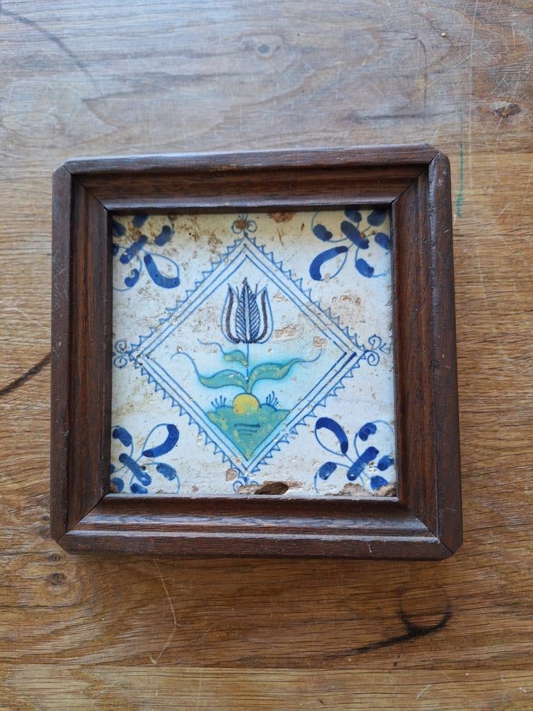 Delftse tegel met tulp motief Gouden Eeuw (ca 1650), Antiek en Kunst, Antiek | Wandborden en Tegels, Ophalen of Verzenden