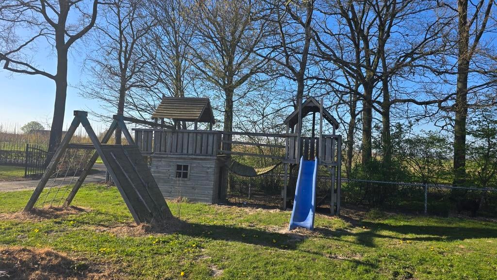 Speelhuisje met brug, glijbaan en schommels, Kinderen en Baby's, Speelgoed | Buiten | Speeltoestellen, Ophalen, Gebruikt, Glijbaan