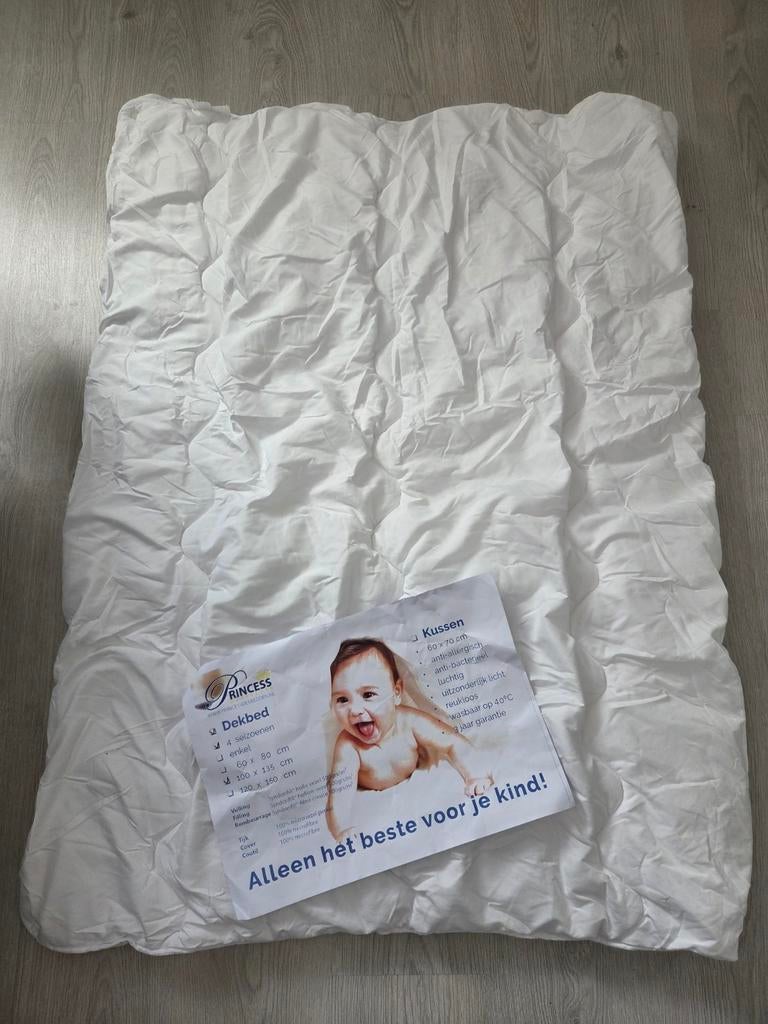 Kinderdekbed en kussen (Hema, gerecycled) - zeer nette staat, Ophalen, Zo goed als nieuw, Wit, Jongetje of Meisje