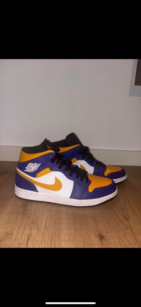 Nike Air Jordan 1 mid paars/geel maat 42.5, Kleding | Heren, Schoenen, Ophalen of Verzenden, Zo goed als nieuw, Overige kleuren