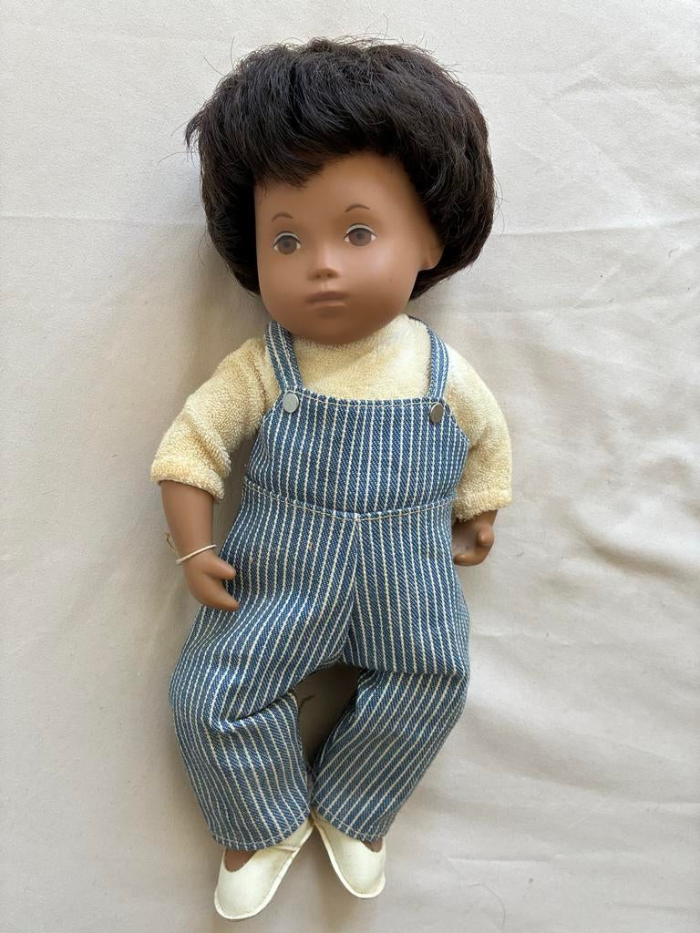 Sasha babypop in gestreepte tuinbroek, Ophalen of Verzenden, Gebruikt, Babypop