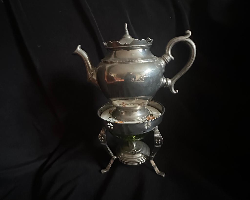 Antieke Theepot met bijpassende rechaud., Antiek en Kunst, Antiek | Servies los, Ophalen of Verzenden