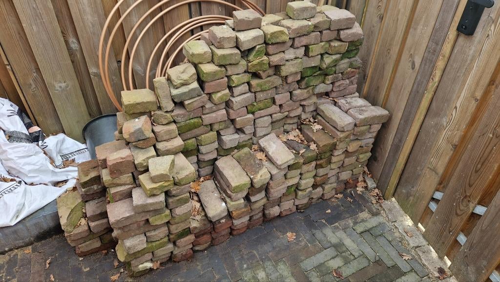 Oude gebakken stenen voor tuin of bestrating, Doe-het-zelf en Verbouw, Metselstenen, Ophalen, Gebruikt, Bakstenen