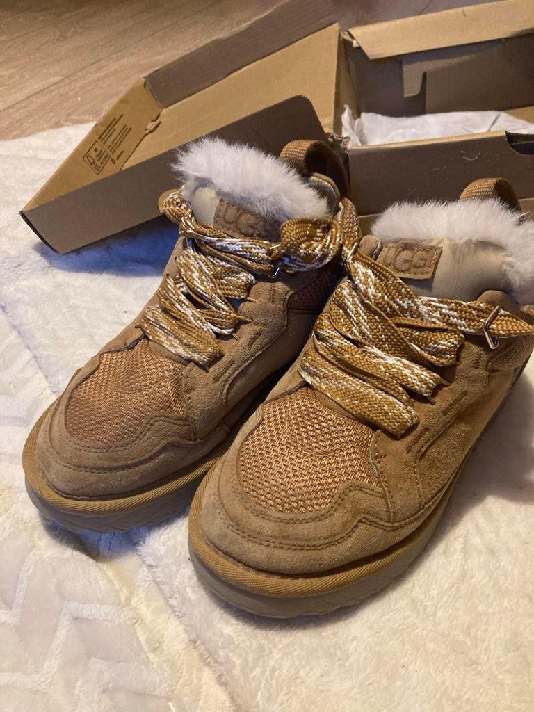 Uggs Lowmel maat 37 Camel/Bruin, Kleding | Dames, Schoenen, Bruin, Lage of Enkellaarzen, Ophalen of Verzenden, Zo goed als nieuw