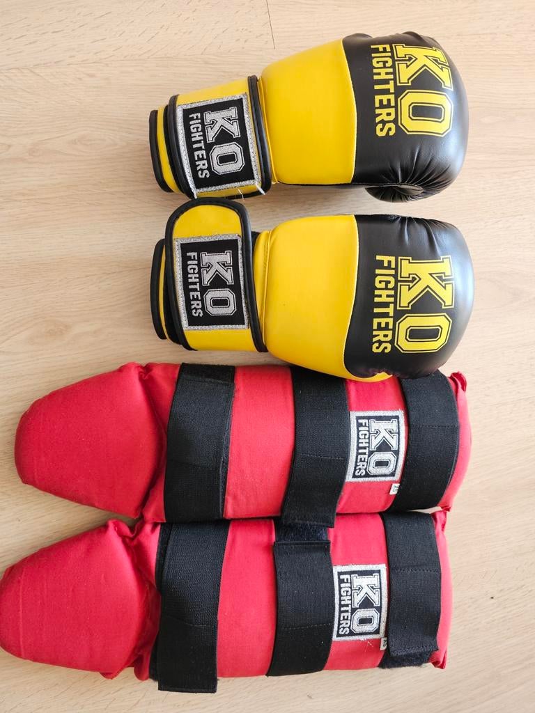 Kickboks uitrusting en Ettaki kleding - goede staat, Ophalen of Verzenden, Zo goed als nieuw, Handschoen of Beschermer