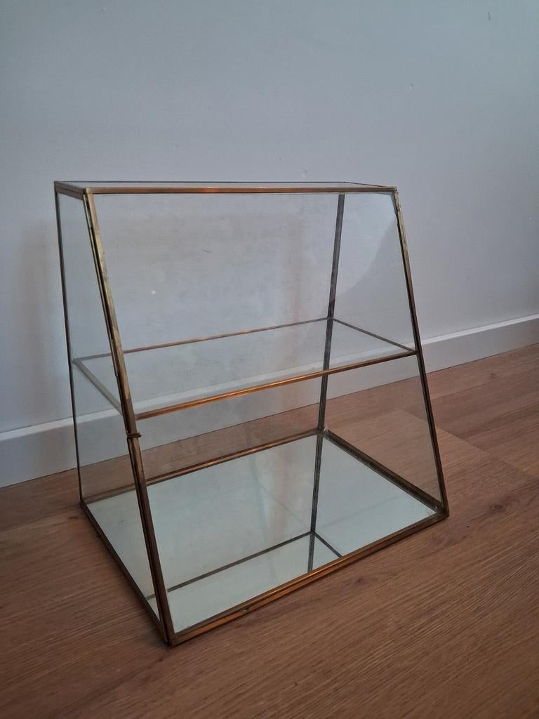 Sissy Boy glazen vitrinekastje met messing frame, Huis en Inrichting, Kasten | Vitrinekasten, Ophalen, Met plank(en), 50 tot 100 cm