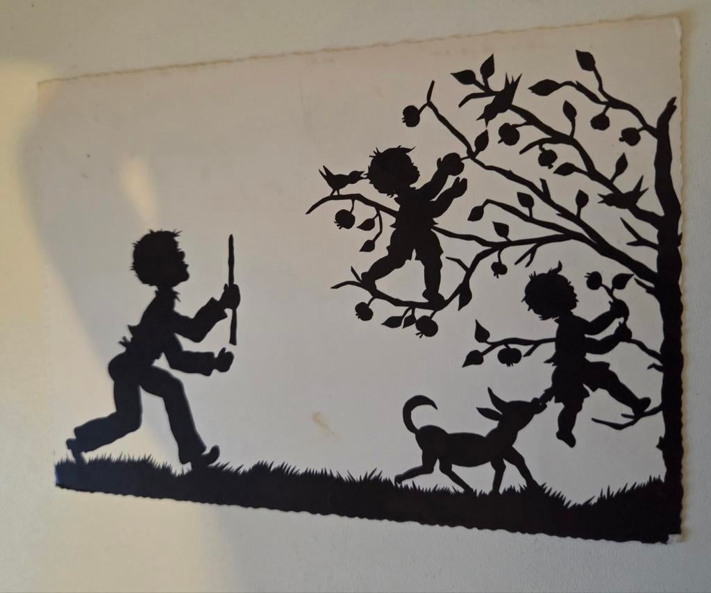 Spelende kinderen bij een boom, Verzenden, Gelopen, Kinderen