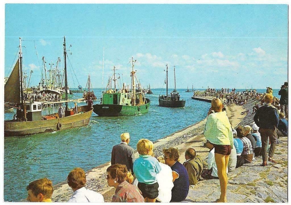 AK Urk - Groeten uit...De vloot vaart uit, Verzenden, 1960 tot 1980, Ongelopen, Flevoland