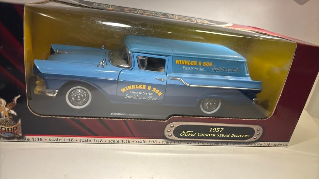 Ford courier sedan delivery road signature 1.18, Hobby en Vrije tijd, Modelauto's | 1:18, Overige merken, Ophalen of Verzenden