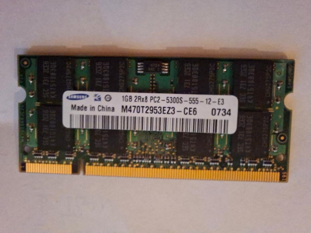 SAMSUNG 2 x 1GB DDR2 RAM PC2-5300 M470T2953EZ3-CE6, Computers en Software, RAM geheugen, Ophalen of Verzenden, Zo goed als nieuw