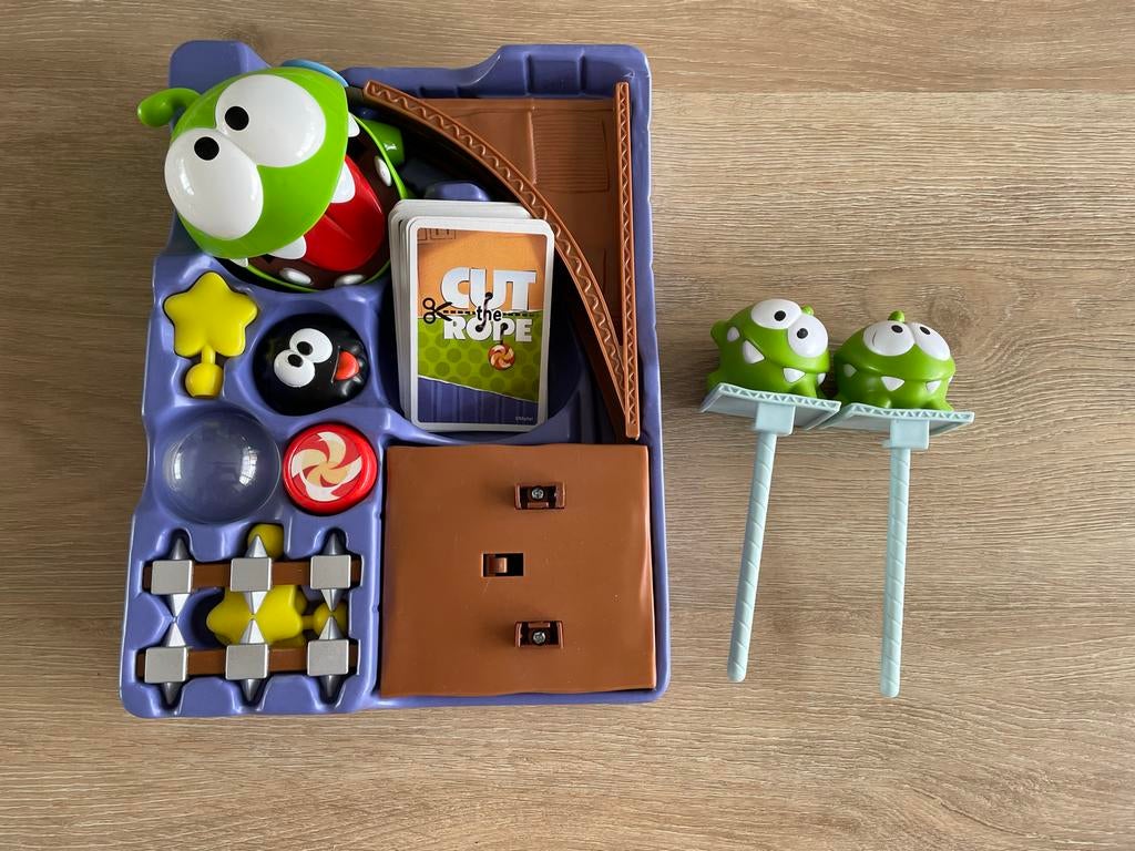 Cut the Rope - Leuk gezelschapsspel!, 2 spelers, Ophalen of Verzenden, Zo goed als nieuw, Puzzel en Educatief