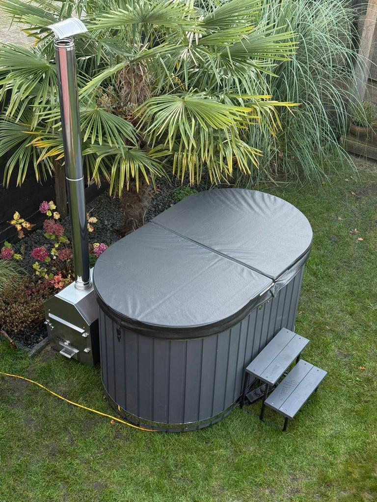 Zeer luxe ovale 2-persoons hottub, ., Nieuw, Ophalen of Verzenden, BS