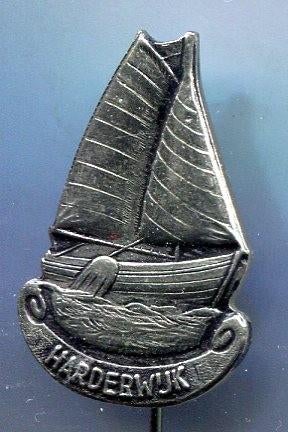 Harderwijk zilverkleurig zeilboot speldje ( U_376 ), Verzenden, Zo goed als nieuw, Stad of Land, Speldje of Pin