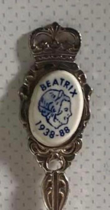 Herdenkingslepeltje Koningin Beatrix tgv haar 50e verjaardag, Ophalen of Verzenden, Zo goed als nieuw, Nederland, Speld(je) of Lepel(tje)