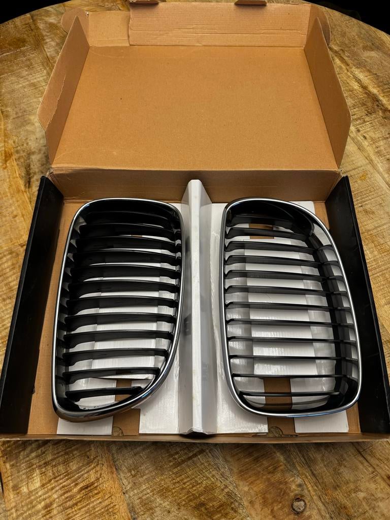 BMW E87 OEM Chrome Grill, Gebruikt, Voor, Ophalen of Verzenden, Bumper