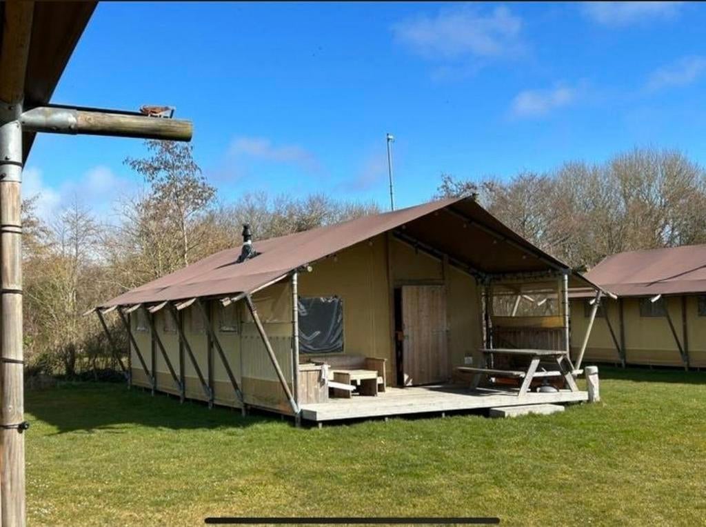 Compleet ingerichte safaritent (en) Glamping of lodges 75m2, Ophalen, 500 cm of meer, 3 ramen of meer