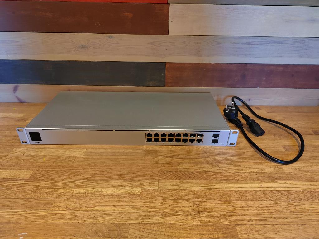 Ubiquiti Unifi USW-16-PoE, Gebruikt, Ekkersrijt 3102, 5692CC Eindhoven, Ubiquiti, Ophalen of Verzenden