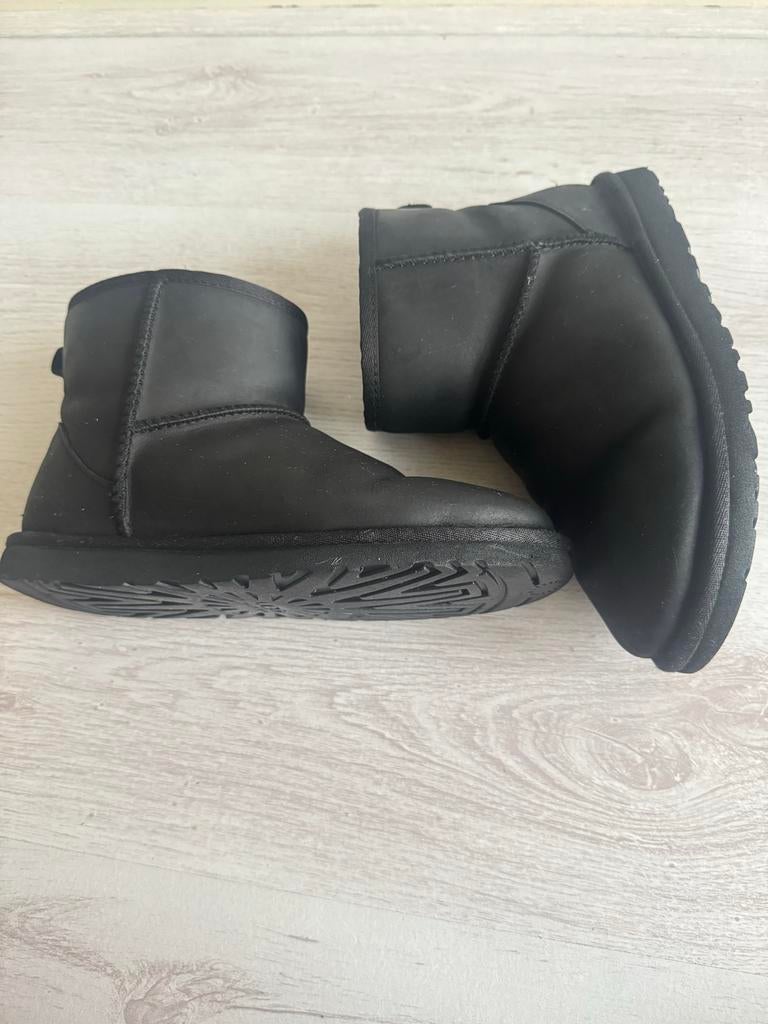 UGG Classic Leather Zwart - Waterdicht maat 37, Zwart, Lage of Enkellaarzen, Ophalen of Verzenden, Zo goed als nieuw