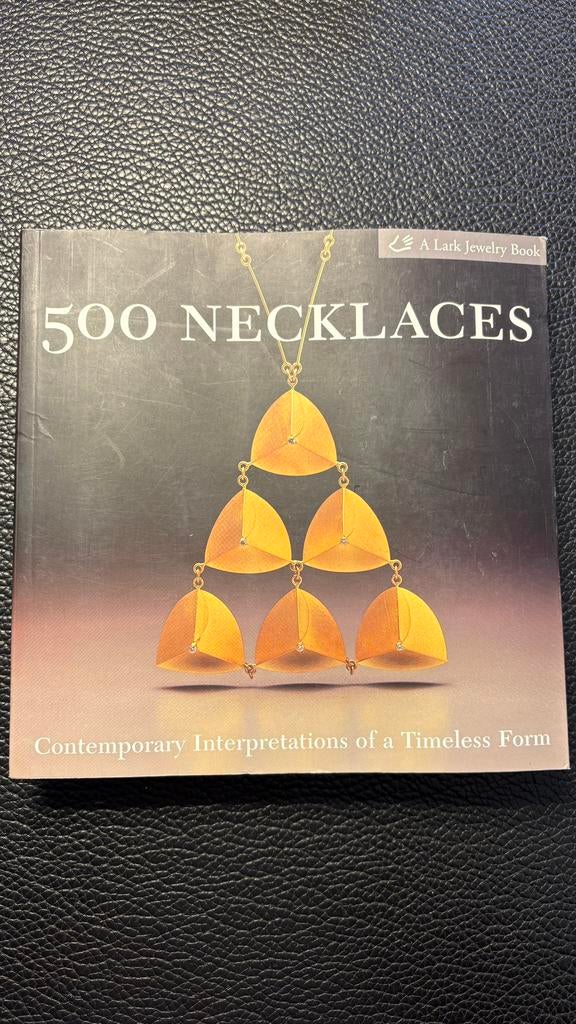 500 Necklaces - inspiratieboek voor edelsmid / goudsmid, Boeken, Ophalen of Verzenden, Gelezen, Overige onderwerpen