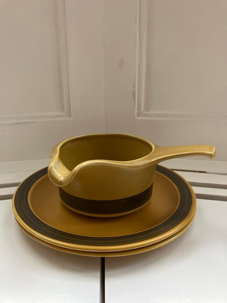 Burgleigh England sauskom met 2 bordjes, Huis en Inrichting, Keuken | Servies, Gebruikt, Ophalen of Verzenden, Bord(en), Overige stijlen