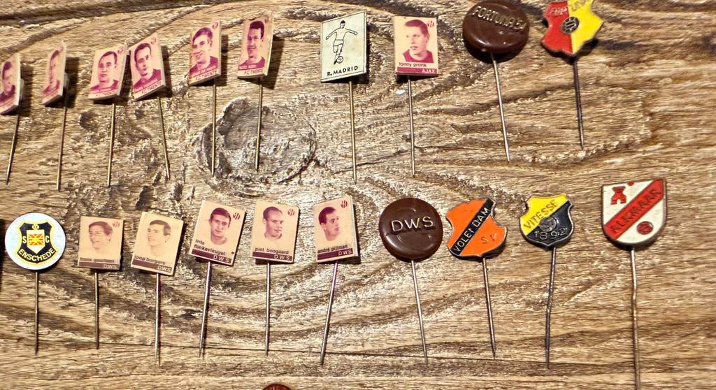 Diverse Voetbalspeldjes en Olympische spelen speldjes, Verzamelen, Speldjes, Pins en Buttons, Gebruikt, Speldje of Pin, Sport