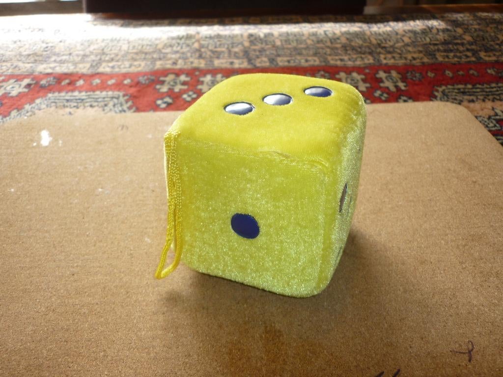 Mooie grote gele dobbelsteen voor in de auto te hangen, Auto diversen, Auto-accessoires, Zo goed als nieuw, Ophalen of Verzenden