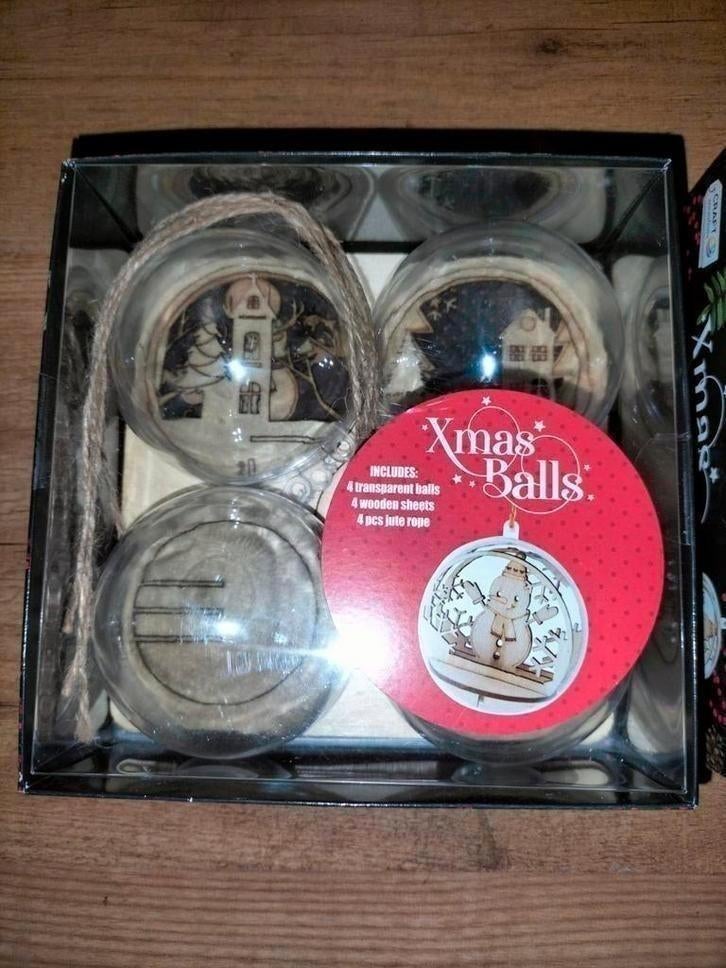 2 Pakketjes met vulbare kerstballen met houten tafereeltje, Ophalen of Verzenden, Nieuw