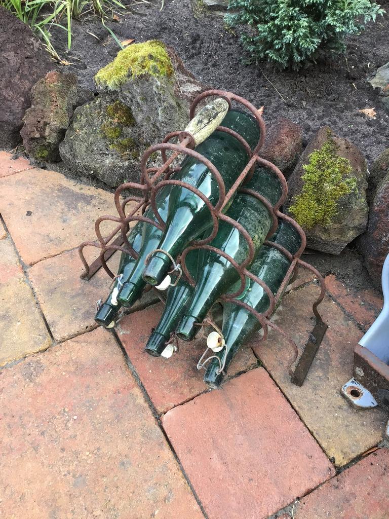 Roestig flessenrek, wijnrek, decoratie, Antiek en Kunst, Ophalen