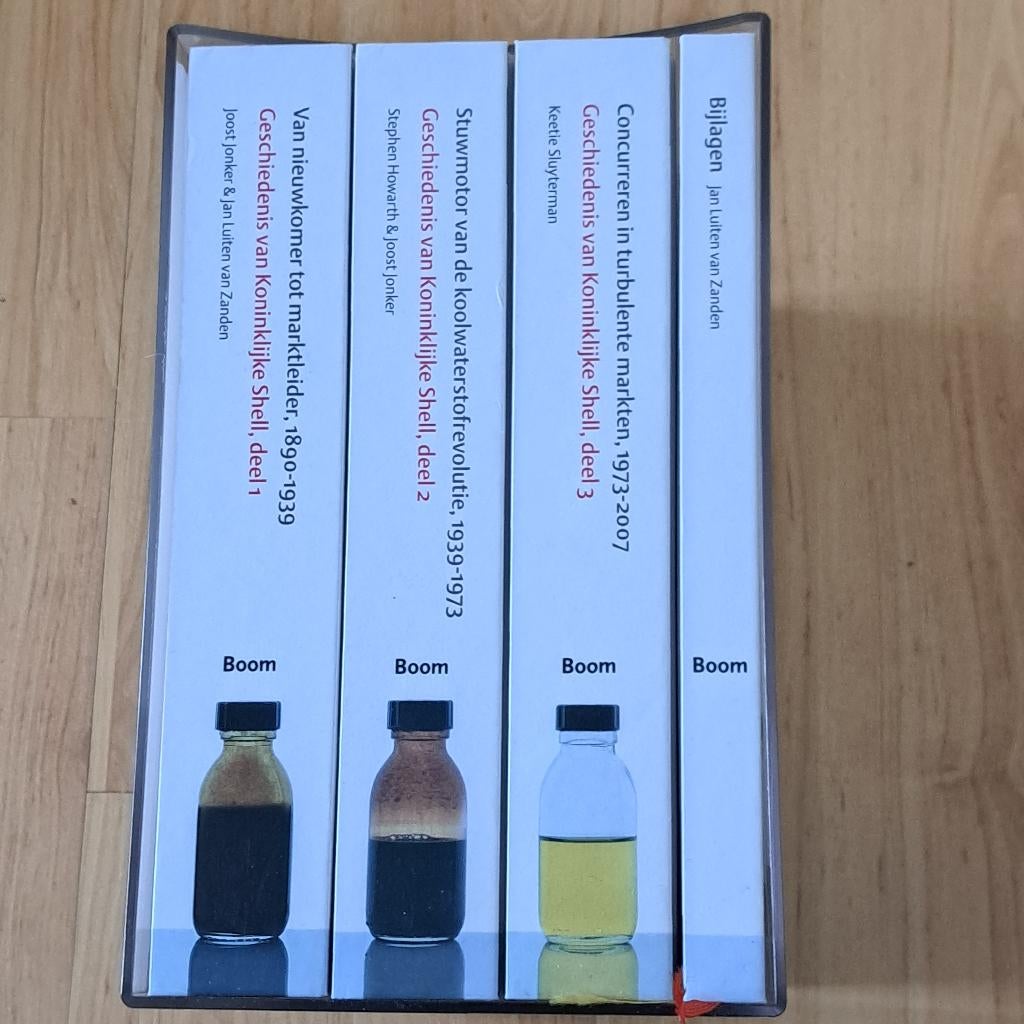 Geschiedenis van Koninklijke Shell, compleet in plastic box, 20e eeuw of later, Europa, Ophalen of Verzenden, Zo goed als nieuw