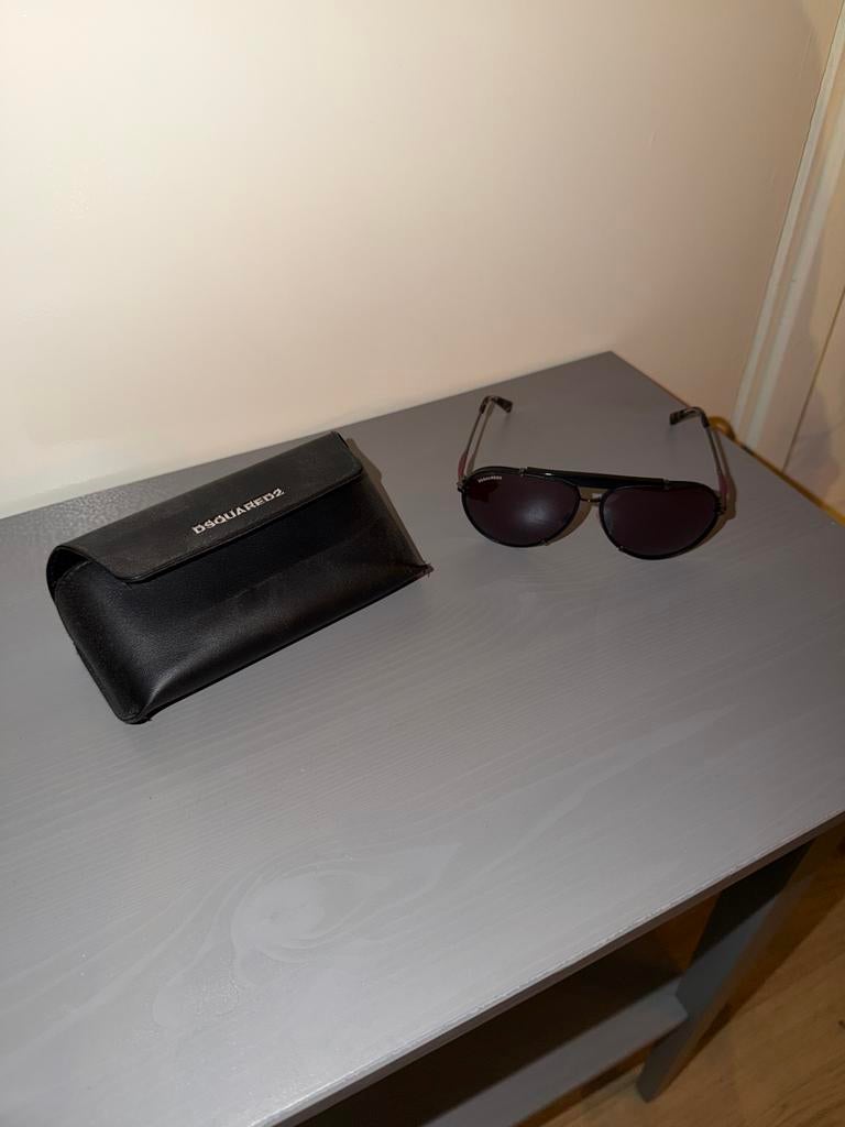 Dsquared2 Zonnebril - Stijlvol en beschermend!, Overige merken, Zonnebril, Zwart, Ophalen of Verzenden