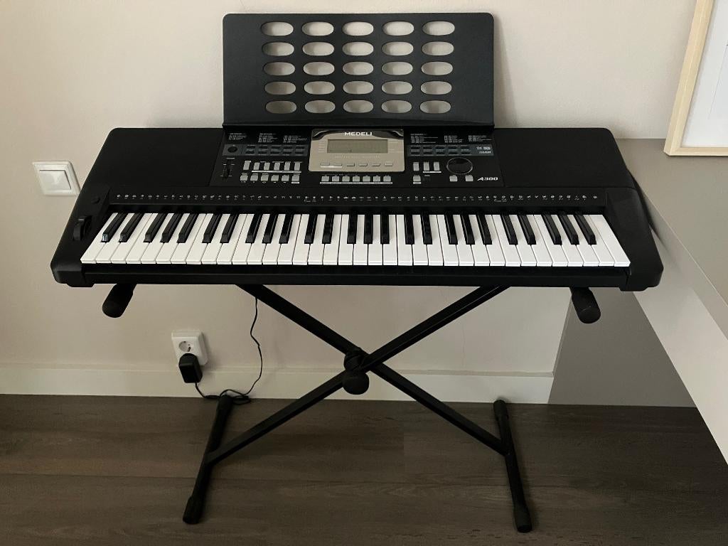 Keyboard Medeli A300, Muziek en Instrumenten, Ophalen, 61 toetsen, Zo goed als nieuw, Met standaard
