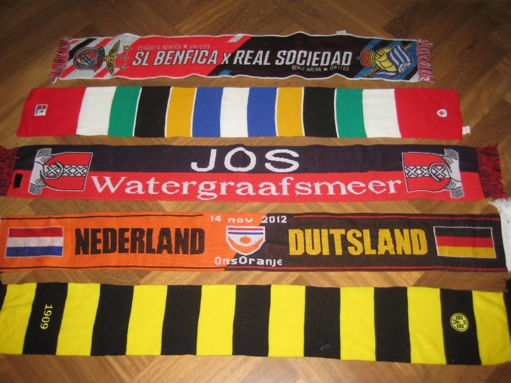 Collectie voetbal en sportsjaals, 6euro per sjaal zie foto's, Ophalen of Verzenden, Gebruikt, Buitenlandse clubs, Vaantje of Sjaal