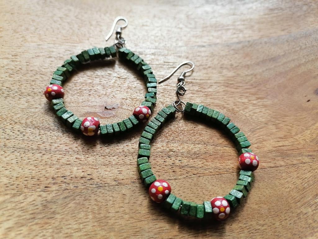 Nieuwe zelfgemaakte oorbellen met houten kraaltjes, Sieraden, Tassen en Uiterlijk, Oorbellen, Overige materialen, Hangers, Nieuw